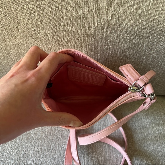 COACH pink leather crossbody bag with embossed floral design - Picture 4 of 7